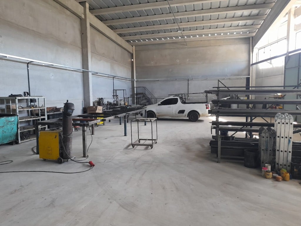 Na imagem é possível ver a caminhonete, de placa IUY 9E72, e alguns dos equipamentos furtados da empresa | Foto: Arquivo pessoal