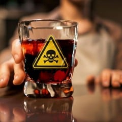 O metanol é um álcool industrial usado na produção de combustíveis, tintas, solventes e plásticos. (Foto: Ilustração)