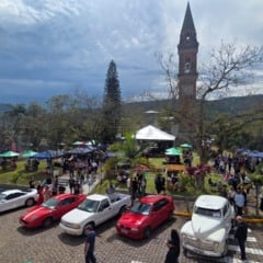 Encontro de Carros Antigos reúne cerca de 300 veículos em Santa Tereza