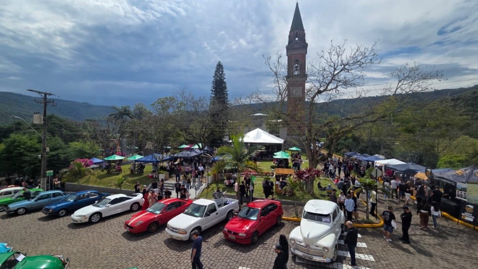 Encontro de Carros Antigos reúne cerca de 300 veículos em Santa Tereza