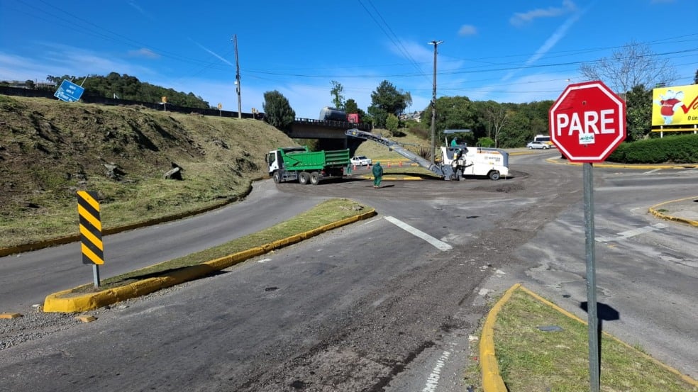 Obras de recapeamento bloqueiam rótula de acesso ao Belo Horizonte, em Caxias do Sul
