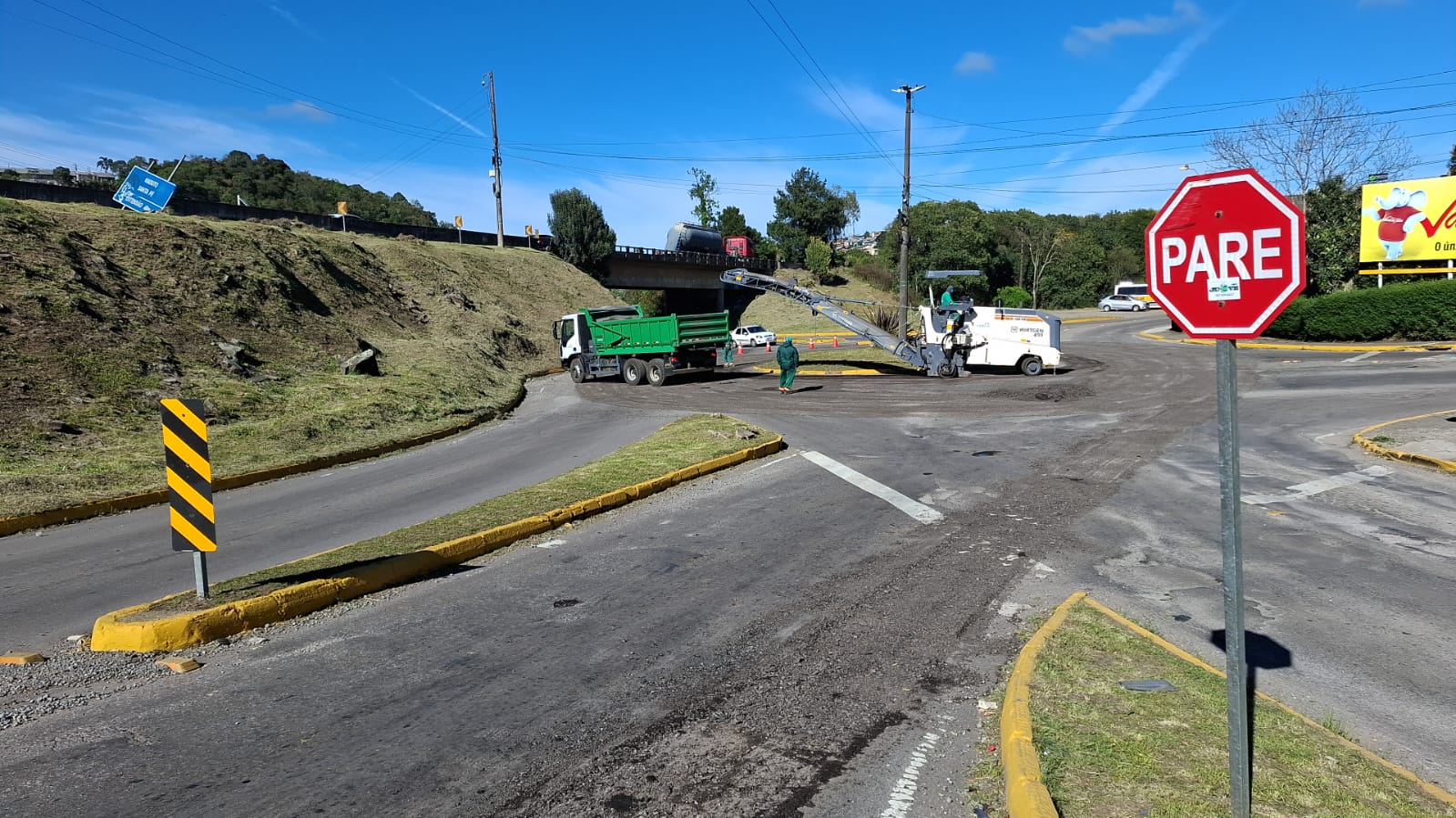 Obras de recapeamento bloqueiam rótula de acesso ao Belo Horizonte, em Caxias do Sul