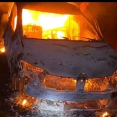 Corpos são encontrados carbonizados dentro de carro no interior de Vespasiano Corrêa