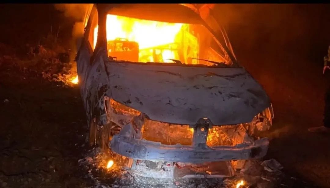 Corpos são encontrados carbonizados dentro de carro no interior de Vespasiano Corrêa