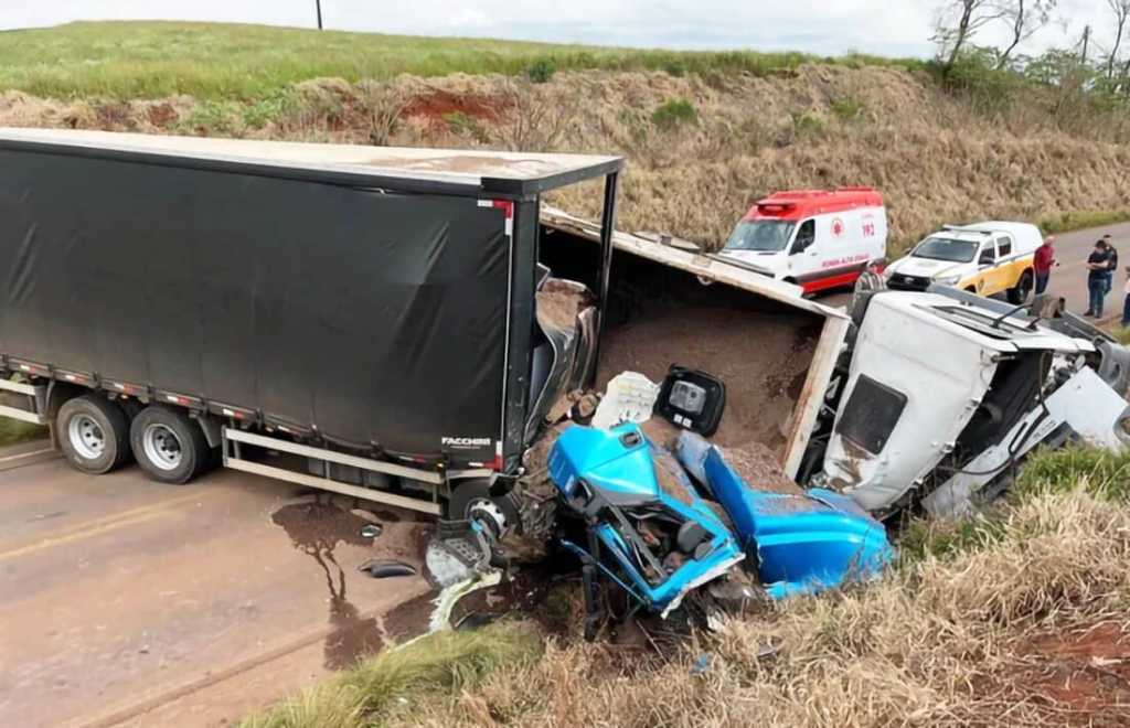 Colisão entre caminhões deixa uma pessoa morta na ERS-324 em Ronda Alta