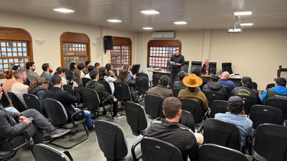 Os profissionais receberão um crachá que deverá ser utilizado de forma visível quando estiverem trabalhando. ( Foto: Divulgação/PMG)