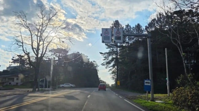 Controladores iguais também foram instalados e já operam na Estrada Geral Santa Bárbara, ligação entre Veranópolis e Cotiporã. (Foto: Didio Luzzatto / Stúdio)