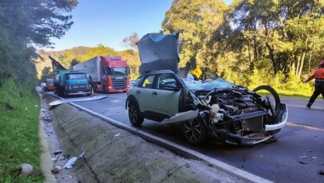 A esposa do motorista, que também estava no veículo no momento do acidente, sofreu ferimentos leves e está em recuperação. (Foto: Patrick Alessi/RSCOM)