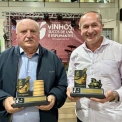 Valdomiro Sirtoli (E), com o troféu Pipa Destaque, e Evandro Lovatel com o troféu Troféu La Traversata — 150 Anni. (Foto: Arquivo pessoal / Divulgação)