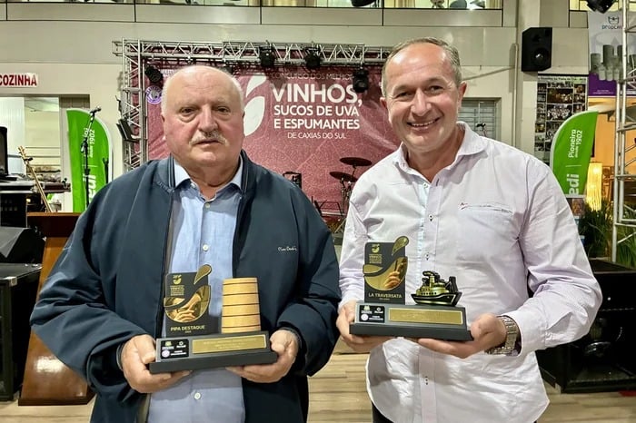 Valdomiro Sirtoli (E), com o troféu Pipa Destaque, e Evandro Lovatel com o troféu Troféu La Traversata — 150 Anni. (Foto: Arquivo pessoal / Divulgação)