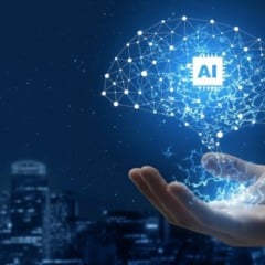 Mão segurando cérebro de inteligência artificial com fundo de cidade noturna.