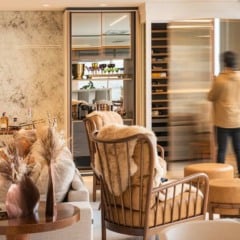 Sala de estar moderna com bar, adega e decoração sofisticada.