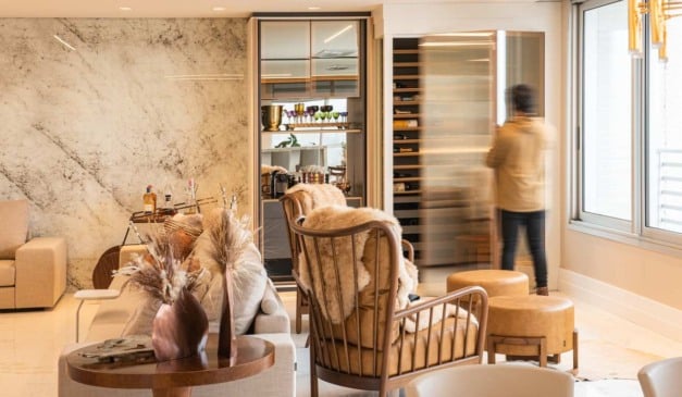 Sala de estar moderna com bar, adega e decoração sofisticada.