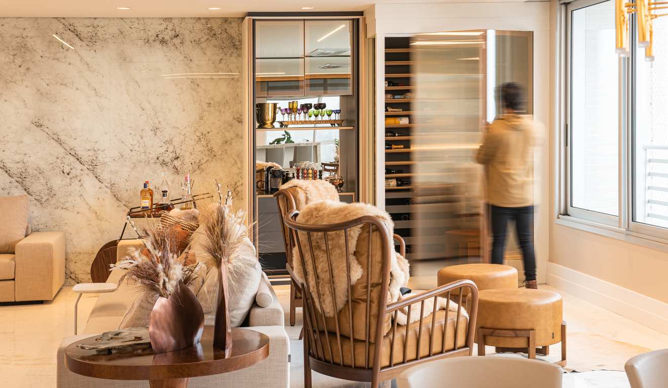 Sala de estar moderna com bar, adega e decoração sofisticada.