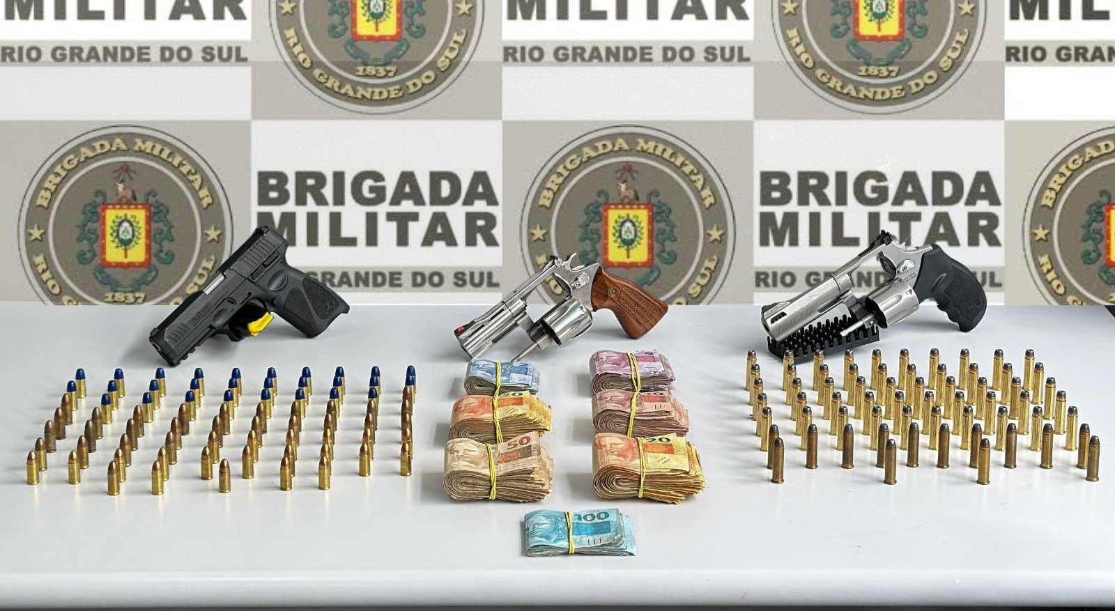 Homem é preso com três armas de fogo e mais de R$ 11 mil em Caxias do Sul Homem é preso com três armas de fogo e mais de R$ 11 mil em Caxias do Sul