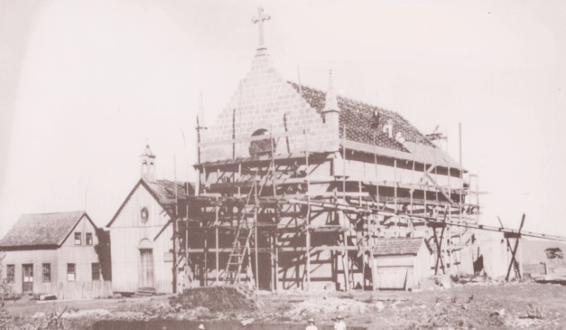 Obras de construção da nova Igreja Nossa Senhora do Carmo, inaugurada em abril de 1950, ao lado da antiga de madeira. Criúva, Caxias do Sul, RS. Jun. 1945. Fotógrafo: não-identificado. 

Imagem: Arquivo Histórico Municipal João Spadari Adami - Caxias do Sul