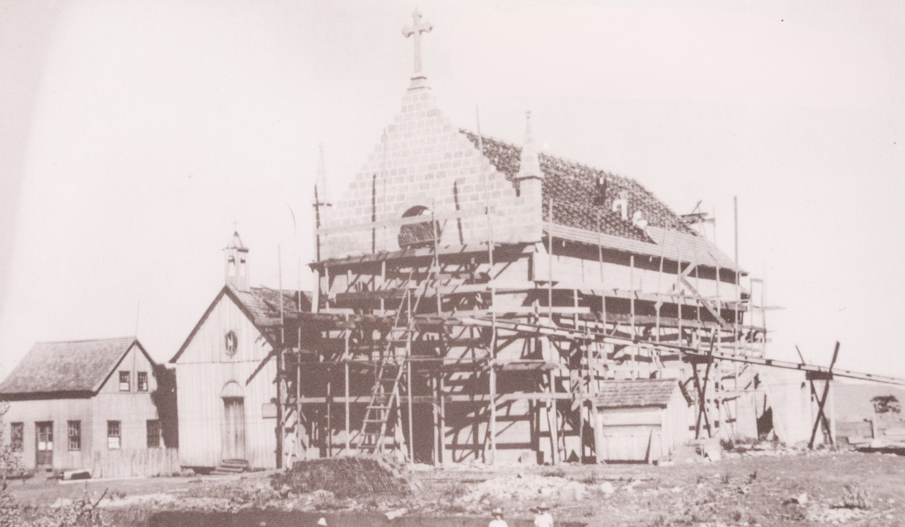 Obras de construção da nova Igreja Nossa Senhora do Carmo, inaugurada em abril de 1950, ao lado da antiga de madeira. Criúva, Caxias do Sul, RS. Jun. 1945. Fotógrafo: não-identificado. 

Imagem: Arquivo Histórico Municipal João Spadari Adami - Caxias do Sul