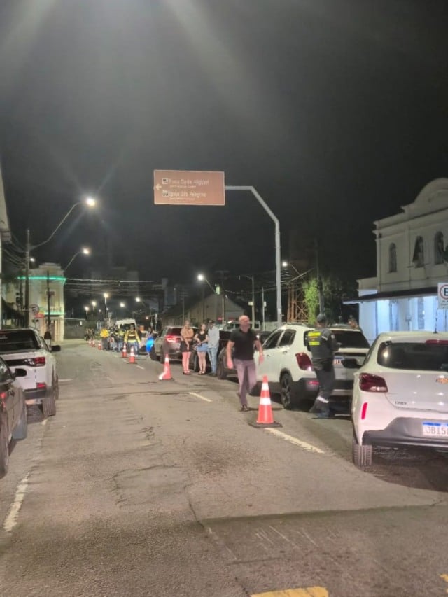 A operação foi realizada das 1h às 5h, na rua Dr. Augusto Pestana. (Foto: Divulgação Prefeitura de Caxias)