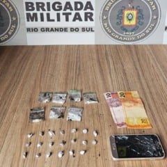 Homem de 20 anos foi detido com 20 porções de crack, sete porções de cocaína, um celular e R$ 30.