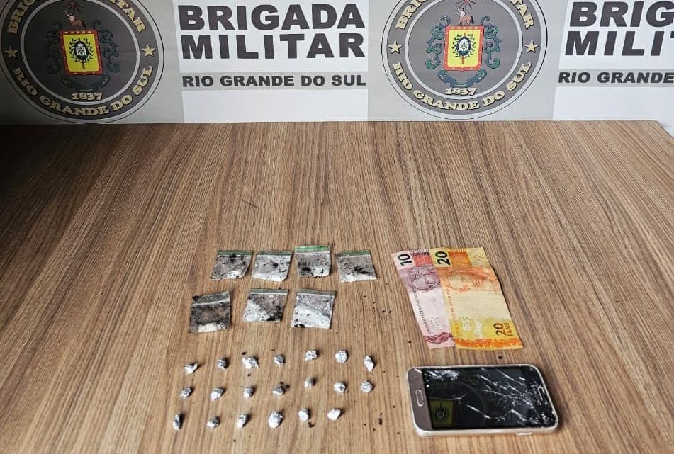 Homem de 20 anos foi detido com 20 porções de crack, sete porções de cocaína, um celular e R$ 30.