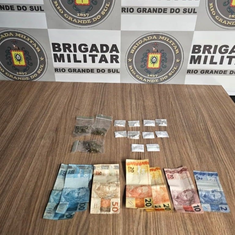 Homem de 23 anos foi flagrado com dez porções de cocaína, três de maconha, um celular e R$ 322.
