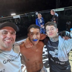 Guilherme Borges (ao centro), estreando no MMA profissional, venceu por nocaute.