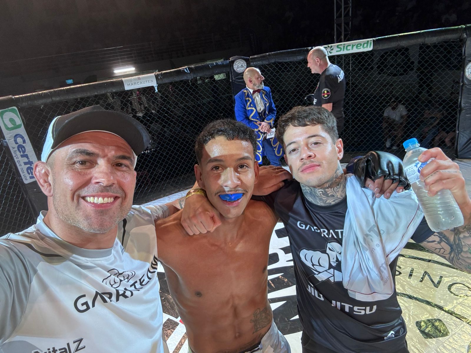 Guilherme Borges (ao centro), estreando no MMA profissional, venceu por nocaute.