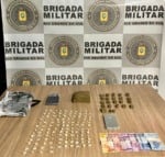 no bairro Pomarosa. Na ação foram localizadas 124 porções de crack, 25 porções de maconha. (Foto: 3º Bpat)