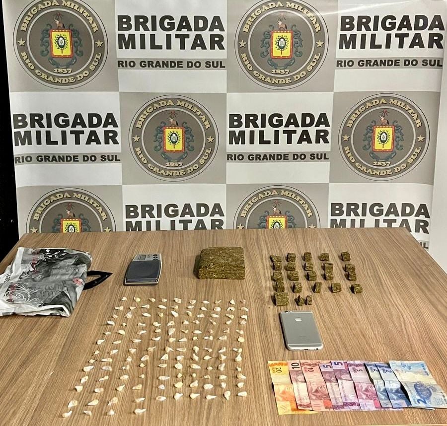 no bairro Pomarosa. Na ação foram localizadas 124 porções de crack, 25 porções de maconha. (Foto: 3º Bpat)