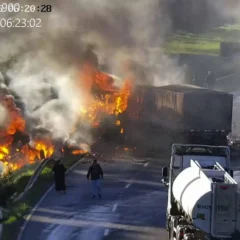 Duas pessoas morrem em colisão entre caminhões na BR-386, em Fontoura Xavier