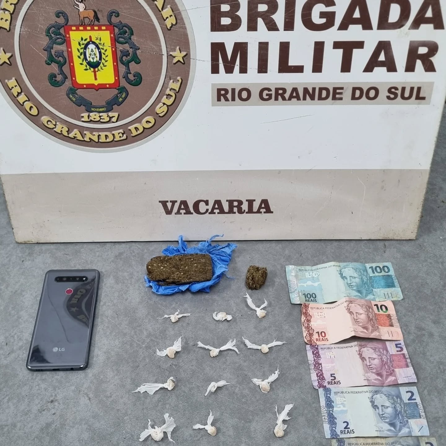 A mulher foi presa em flagrante e encaminhada à Delegacia de Polícia. (10º BPM) A mulher foi presa em flagrante e encaminhada à Delegacia de Polícia. (10º BPM)