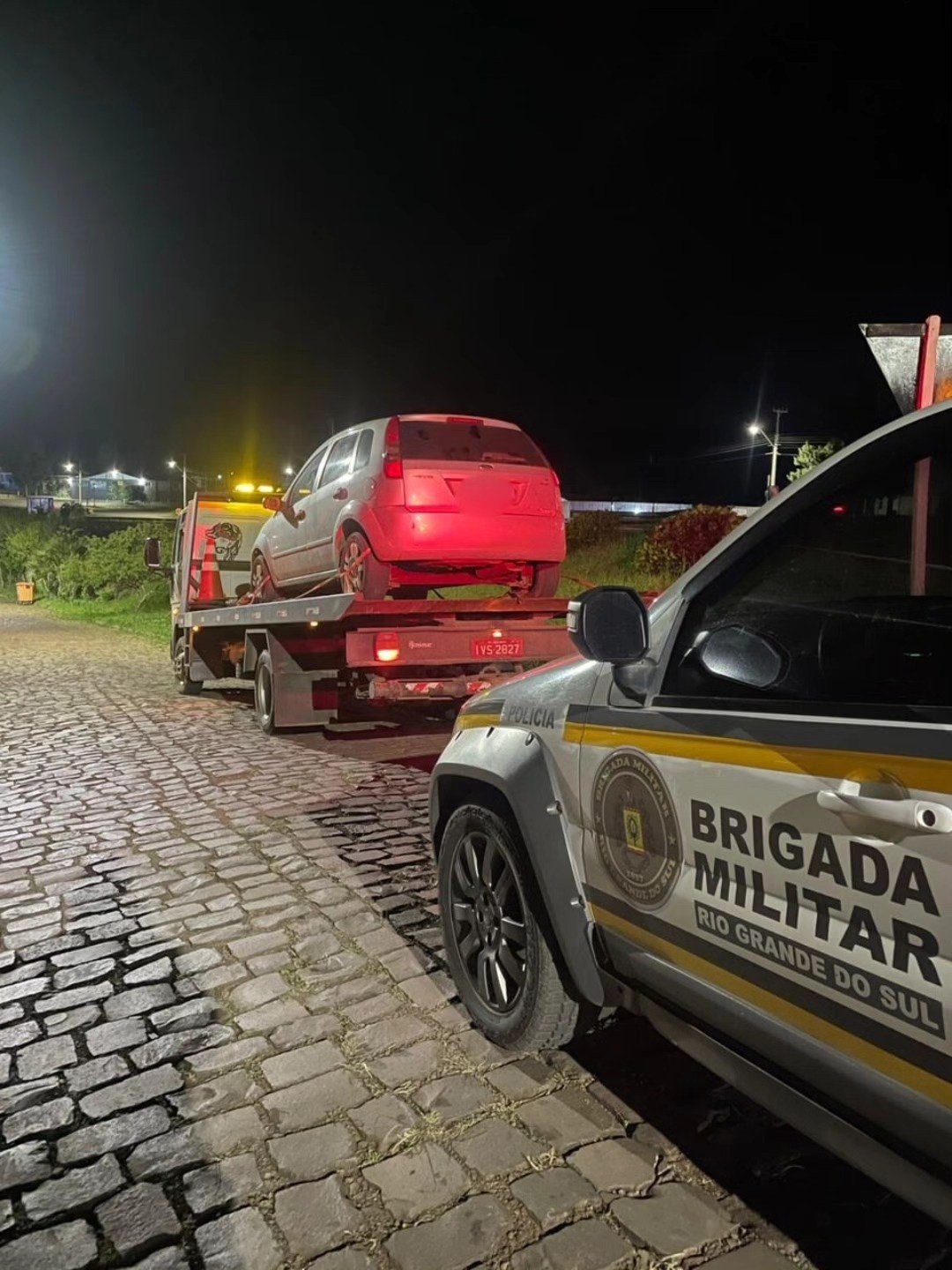 Uma equipe da Força Tática intensificou o policiamento na cidade, quando abordou o veículo Ford/Fiesta. (Foto: 3ª Cia Independente)