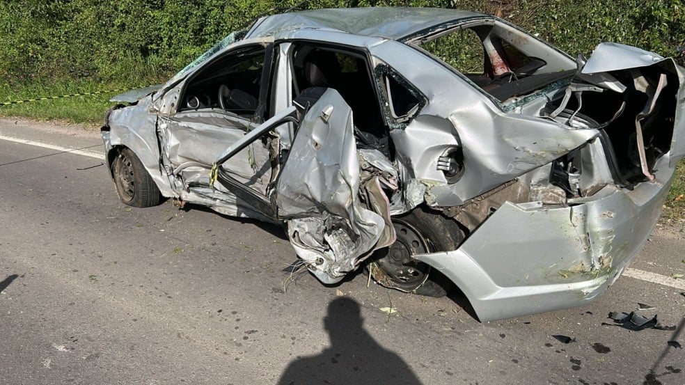 Foto: Veículo envolvido em acidente fatal na BR-470, em Garibaldi. Imagem: Adilson Locatelli/Rádio A Voz FM