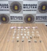 Foram apreendidas três munições calibre 9mm, seis porções de crack, seis porções de maconha, 44 porções de cocaína. (Foto: 3º Bpat)