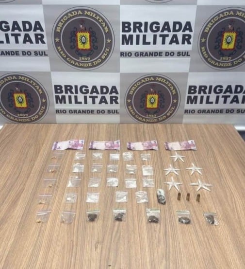 Foram apreendidas três munições calibre 9mm, seis porções de crack, seis porções de maconha, 44 porções de cocaína. (Foto: 3º Bpat)