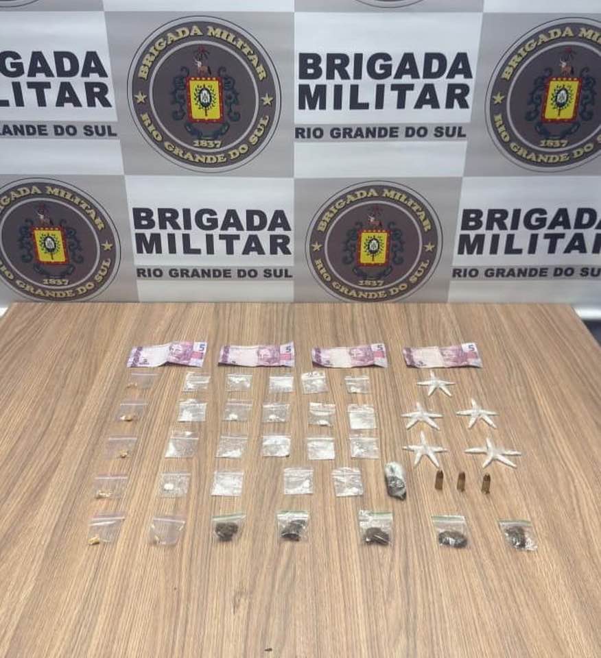 Foram apreendidas três munições calibre 9mm, seis porções de crack, seis porções de maconha, 44 porções de cocaína. (Foto: 3º Bpat)