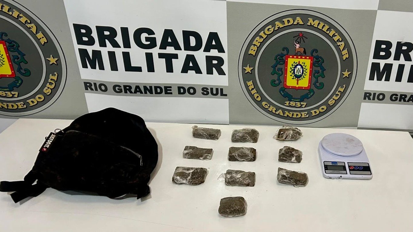 As 10 porções de maconha apreendidas, pesaram juntas 511 gramas. (Foto: BM)