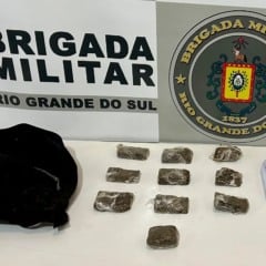 As 10 porções de maconha apreendidas, pesaram juntas 511 gramas. (Foto: BM)