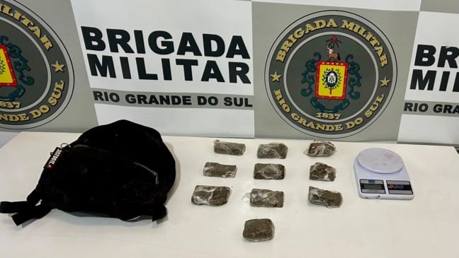 As 10 porções de maconha apreendidas, pesaram juntas 511 gramas. (Foto: BM)
