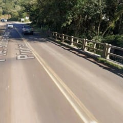 ERS-452, entre Caxias do Sul e Vale Real, é bloqueada para retirada de caminhão que caiu de ponte