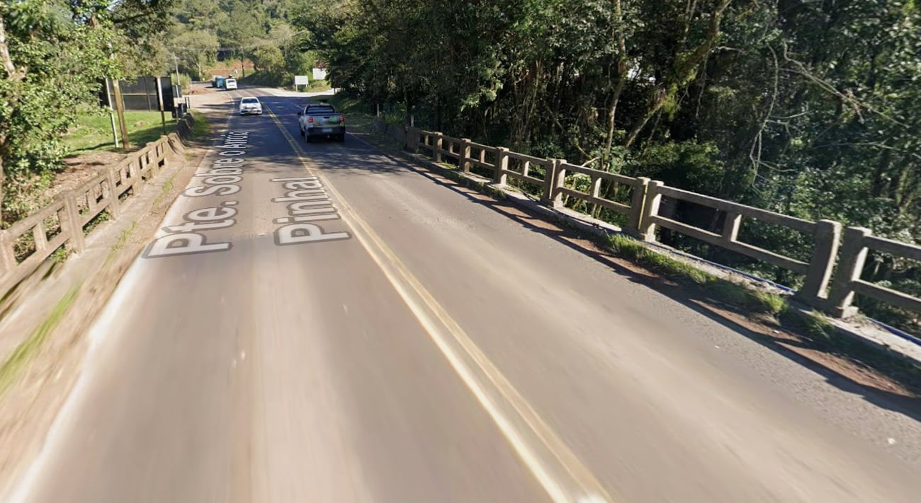 ERS-452, entre Caxias do Sul e Vale Real, é bloqueada para retirada de caminhão que caiu de ponte