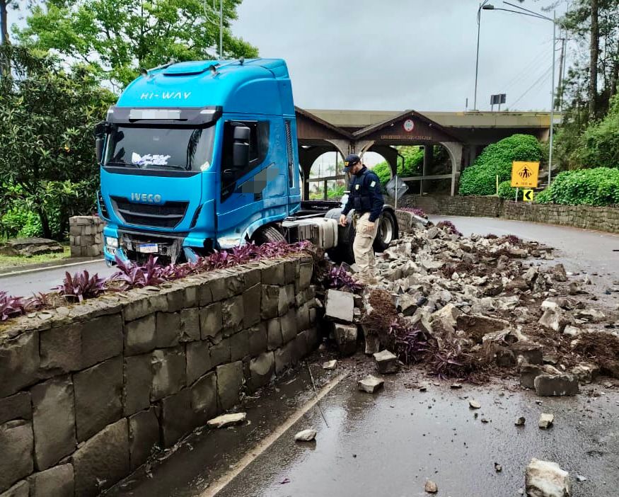 Condutor embriagado é preso após furtar caminhão e causar acidente em Garibaldi