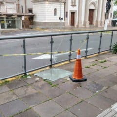 Até a manhã desta segunda-feira (27), por volta das 7h, o conserto da mureta ainda não havia sido realizado.