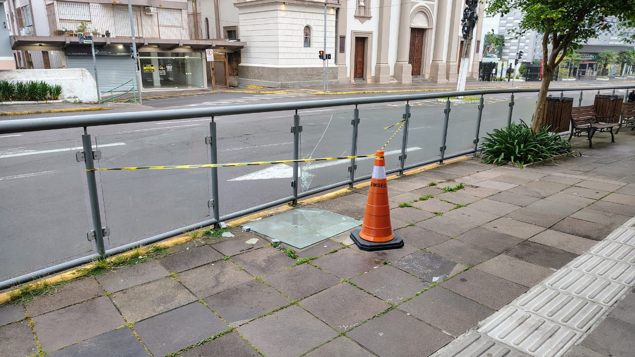 Até a manhã desta segunda-feira (27), por volta das 7h, o conserto da mureta ainda não havia sido realizado.