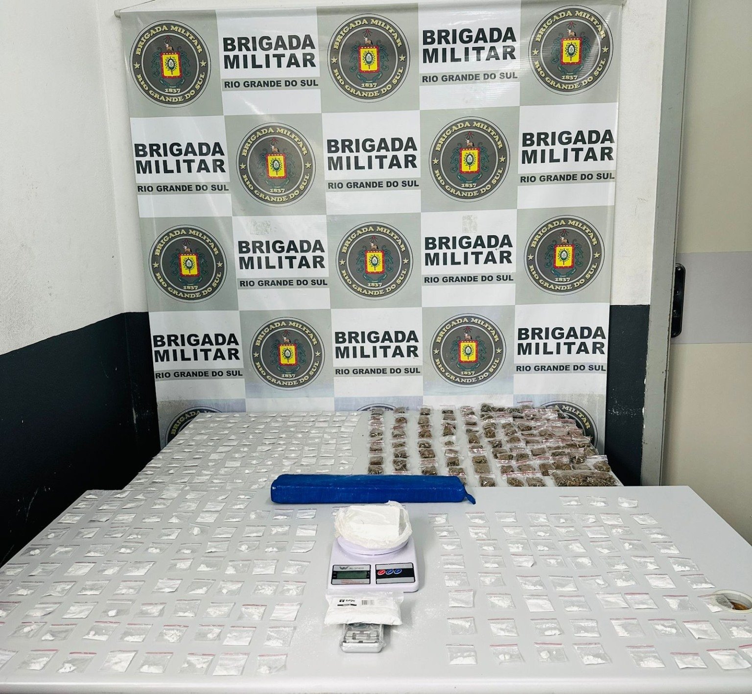 No bairro Nossa Senhora das Graças, um homem de 27 anos foi detido.