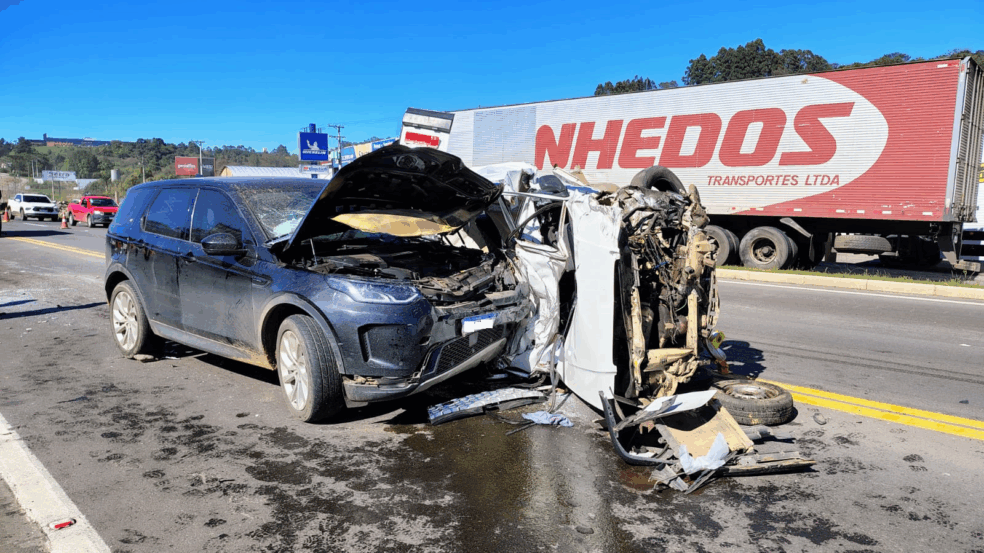 Homem morre em colisão entre carro e caminhão na BR-470, em Garibaldi