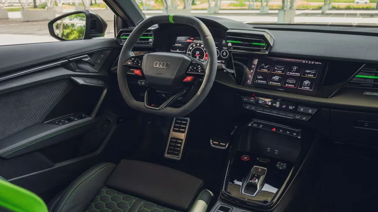 Audi RS3 2026 - Foto de Michael SimarI - Car and Driver