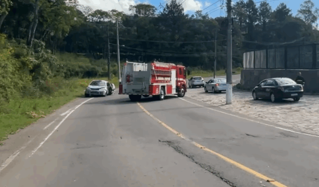 Trânsito no local está sendo desviado. (Foto: Redes Sociais/Reprodução)