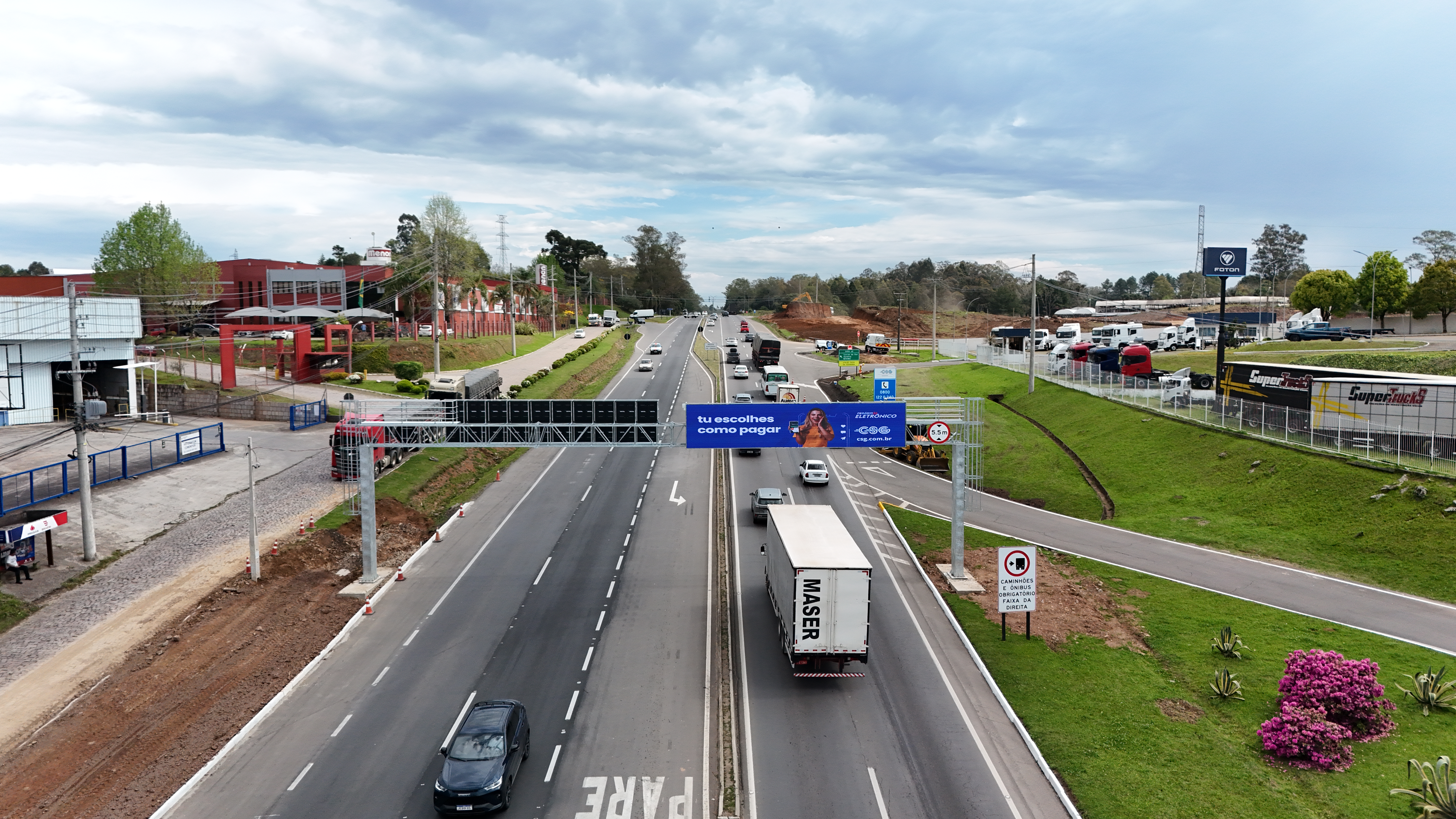 Interdição no km 221 ocorre das 21h às 22h para instalação de pórtico publicitário
