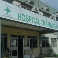 A vítima, com uma fratura na perna, havia sido transferido de Cidreira e foi encontrado pelos policiais deitado em uma maca na unidade hospitalar. (Foto: Reprodução)